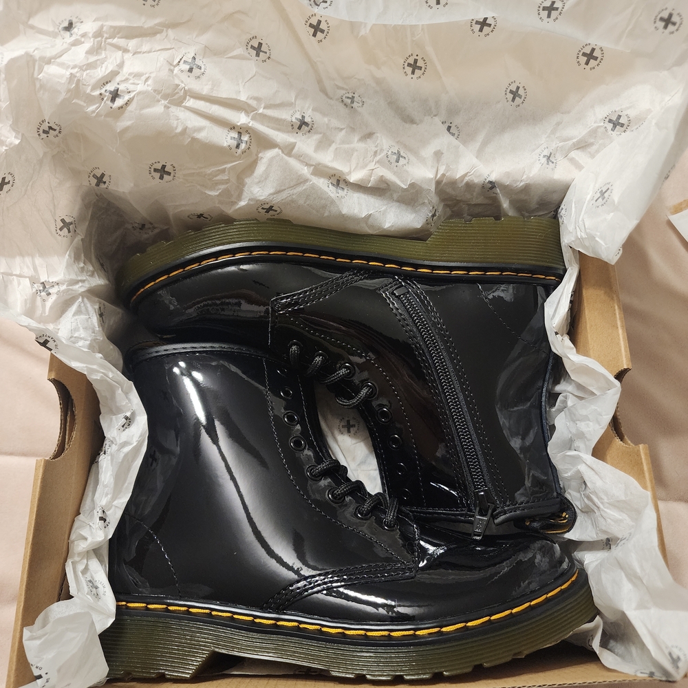 Dr. Martens 1460 8-Eye Patent Girls Boot - Picture 6 of 10